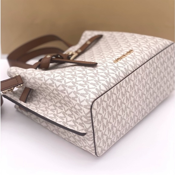 MICHAEL MICHAEL KORS Vanilla
Emilia Small Satchel Crossbody Bag Vanilla - Picture 13 of 14